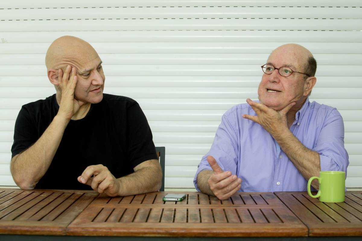 טוביה מדגים את הסנטר של שמיר